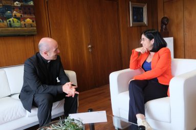 La alcaldesa, Carolina Darias, junto al rector de la Basílica del Pino, Jorge Martín de la Coba