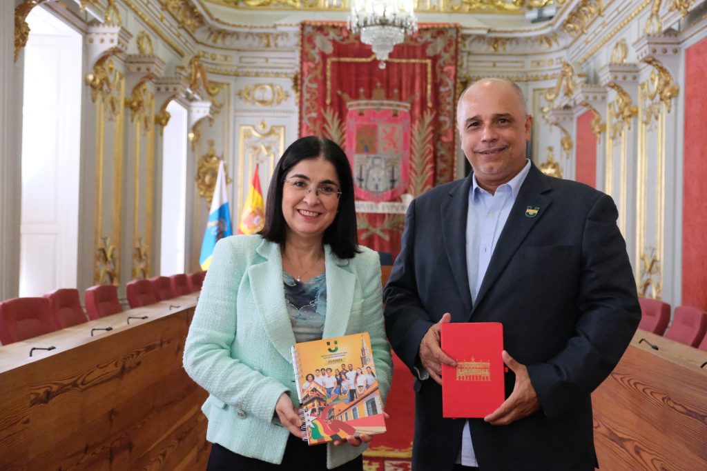 La alcaldesa, Carolina Darias, junto al rector de la Institución Universitaria Mayor de Cartagena de Indias, Colombia, Juan Alberto Arraut