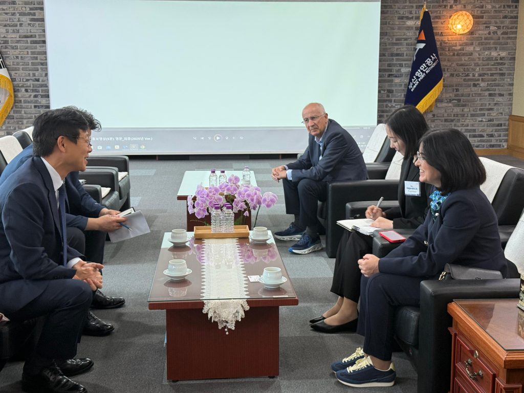 La alcaldesa, Carolina Darias y el concejal Francisco Hernández Spínola, en la reunión con la Autoridad Portuaria de Busan