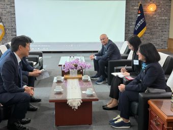 La alcaldesa, Carolina Darias y el concejal Francisco Hernández Spínola, en la reunión con la Autoridad Portuaria de Busan