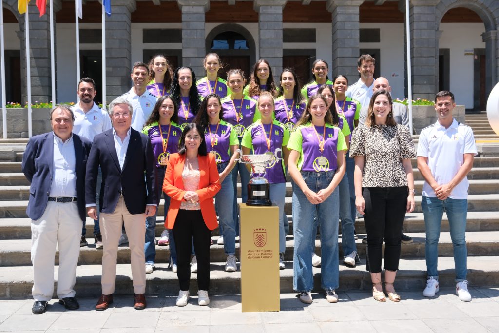 La alcaldesa, Carolina Darias, y la concejala de Deportes, Carla Campoamor, en la recepción del Heidelberg, campeón de liga de voleibol