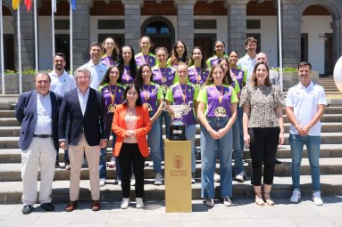La alcaldesa, Carolina Darias, y la concejala de Deportes, Carla Campoamor, en la recepción del Heidelberg, campeón de liga de voleibol