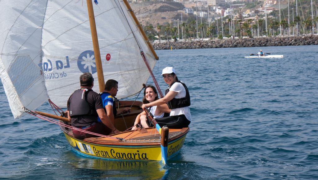 La alcaldesa Carolina Darias y la concejala de Deportes Carla Campoamor en una imagen de archivo en un barquillo de vela