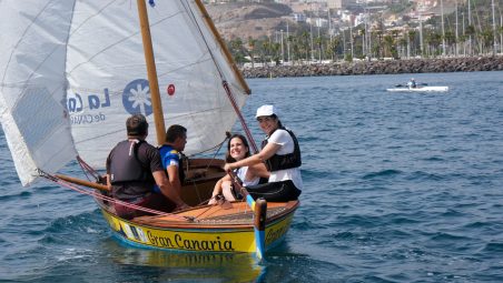 La alcaldesa Carolina Darias y la concejala de Deportes Carla Campoamor en una imagen de archivo en un barquillo de vela