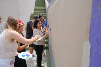 La alcaldesa, Carolina Darias, y la concejala de Juventud, Carla Campoamor, en el mural por el Día de Europa