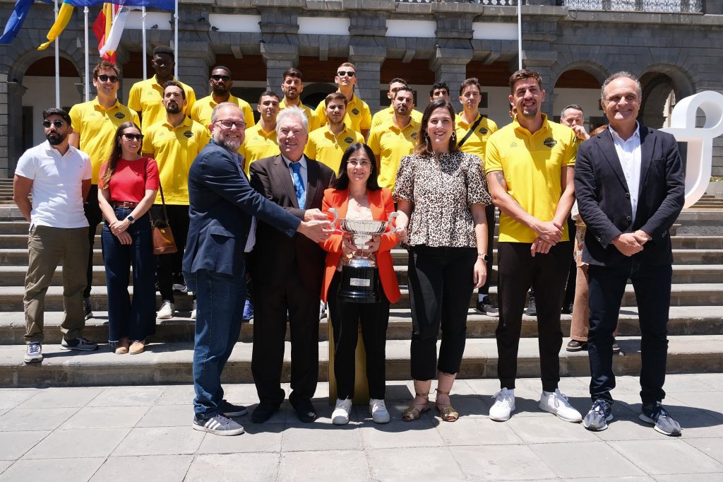 La alcaldesa Darias felicita al Heidelberg Volkswagen y al CV Guaguas, recientes campeones de las ligas de voleibol (CV Guaguas 1)