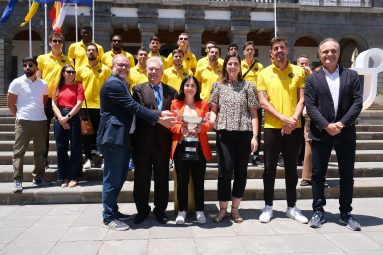 La alcaldesa Darias felicita al Heidelberg Volkswagen y al CV Guaguas, recientes campeones de las ligas de voleibol (CV Guaguas 1)