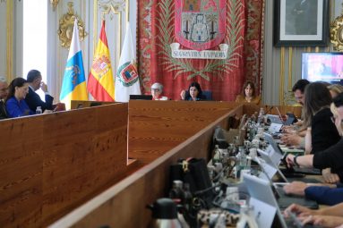 La alcaldesa de Las Palmas de Gran Canaria, Carolina Darias, durante el pleno del mes de mayo