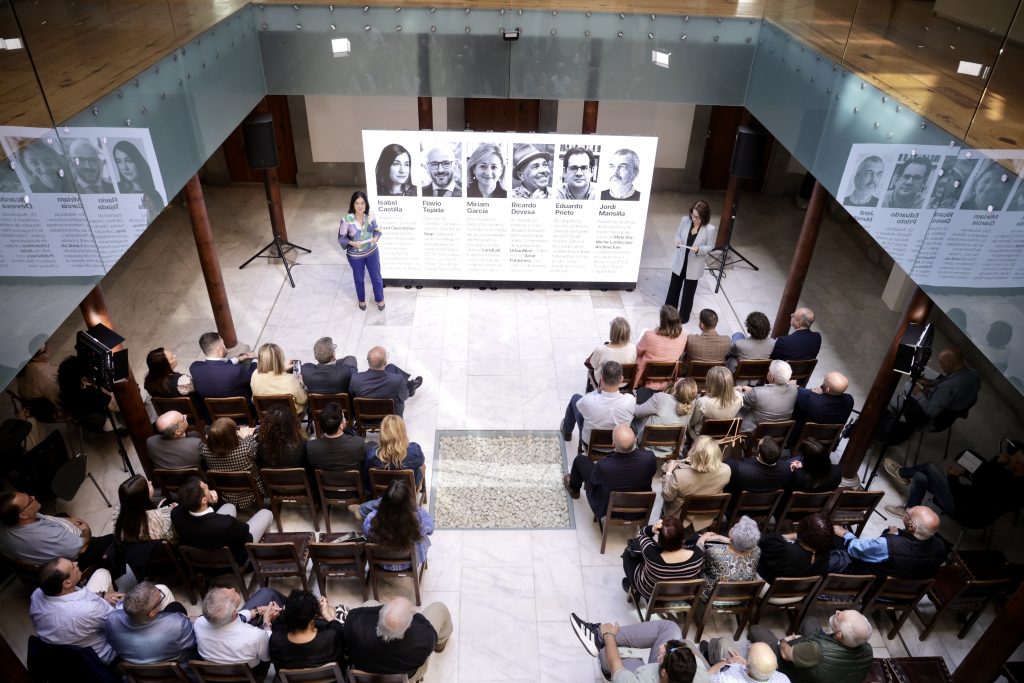 La alcaldesa junto a la coordinadora de Planificación, Desarrollo Urbano y Vivienda del Ayuntamiento, en la presentación del jurado internacional