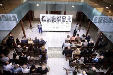 La alcaldesa junto a la coordinadora de Planificación, Desarrollo Urbano y Vivienda del Ayuntamiento, en la presentación del jurado internacional