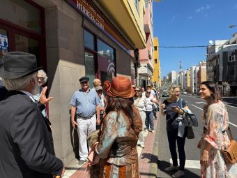 La concejala Betsaida González junto a vecinos de Ciudad Alta en el recorrido teatralizado por el aniversario de Pérez Galdós 1