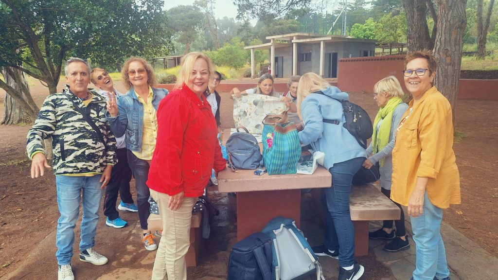 La concejala de Educación, Nina Santana, en el encuentro de las sedes de la Universidad Popular en el área recreativa de Santa Cristina