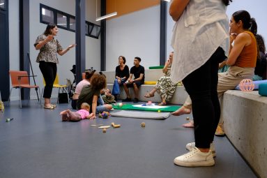 La concejala de Juventud, Carla Campoamor, en uno de los encuentros del proyecto de apoyo a madres y padres jóven