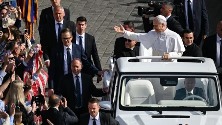 León XIV recorre la plaza de San Pedro en papamóvil antes de misa de inicio de pontificado