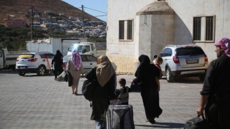 Los cancilleres de Irán y de los talibanes discuten las deportaciones masivas de afganos