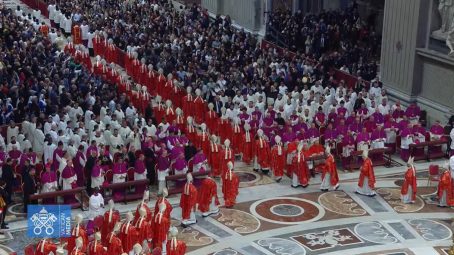 Los cardenales se retiran a almorzar antes de encerrarse en la Capilla Sixtina