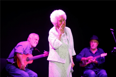 María Mérida junto a 'El colorao' y Pérez Cruz en 2019 en el histórico concierto
