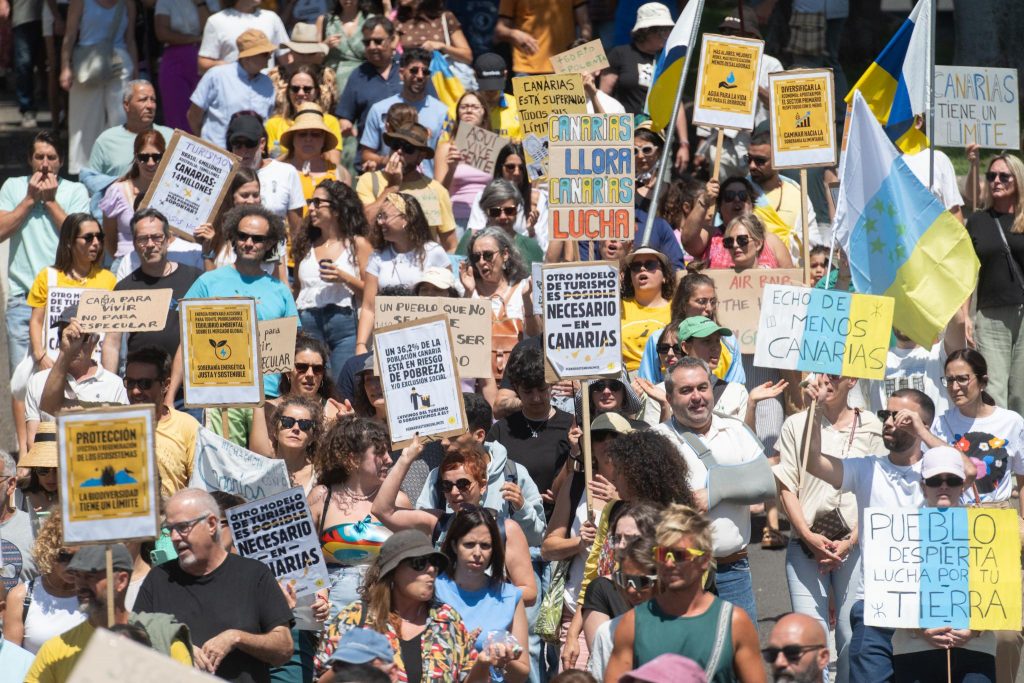 Más de 23.000 canarios marchan contra la masificación turística, según Delegación Gobierno