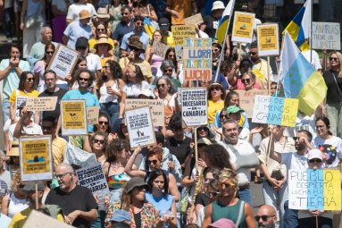 Más de 23.000 canarios marchan contra la masificación turística, según Delegación Gobierno