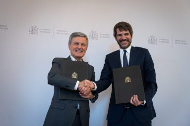 Ministro de Cultura y el presidente de Correos