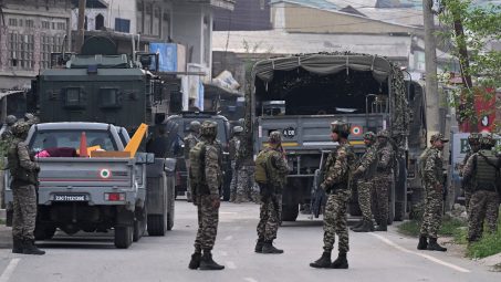Nueva noche de enfrentamientos en Cachemira, en medio de creciente tensión India-Pakistán
