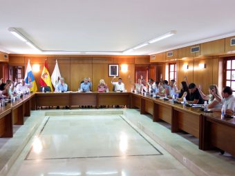 PLENO EXTRAORDINARIO DE SAN BARTOLOMÉ DE TIRAJANA2 momento de la votación (1)