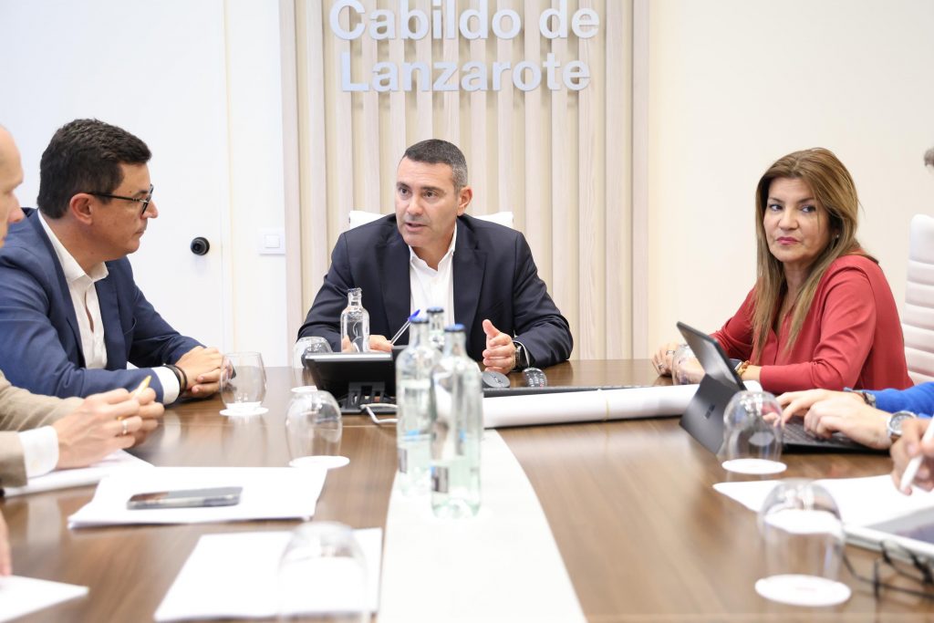 REUNIÓN PTE Y CONSEJERO OBRAS PÚBLICAS GOBCAN (12)