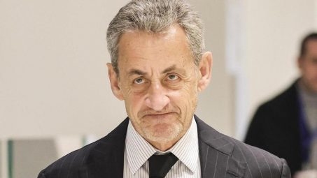 Retiran el brazalete electrónico a Sarkozy, que pasa estar bajo libertad condicional