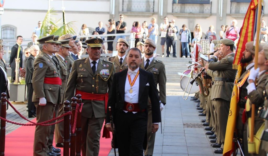 Revista a la formación por el representante de Su Majestad el Rey