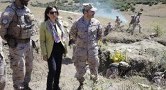 Robles conmemora con la Armada el 240 aniversario de la bandera española