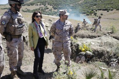 Robles conmemora con la Armada el 240 aniversario de la bandera española
