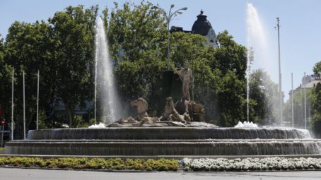 Tiñen de rojo el agua de la fuente de Neptuno para exigir un embargo de armas a Israel
