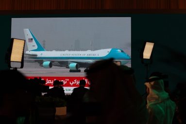 Trump aterriza en Riad en su primera gira internacional a Oriente Medio