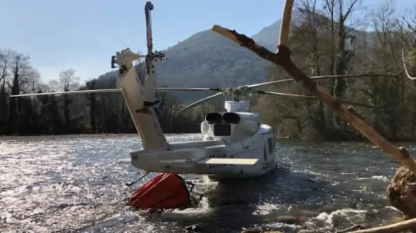 Un helicóptero de Bomberos Asturias se hunde en un pantano al cargar agua para un incendio