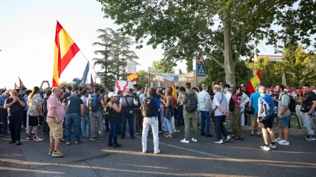Vox y otros grupos llevan las protestas contra Sánchez a las inmediaciones de la Moncloa
