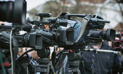 tripodes-con-camaras-de-television-en-una-cobertura-informativa