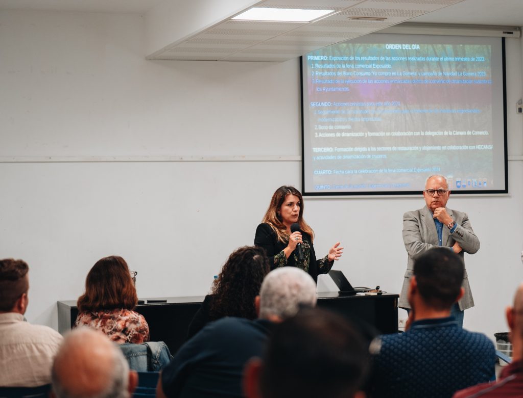 060625 Casimiro Curbelo, presidente del Cabildo de La Gomera, y María Isabel Méndez, consejera insular de Comercio y Consumo