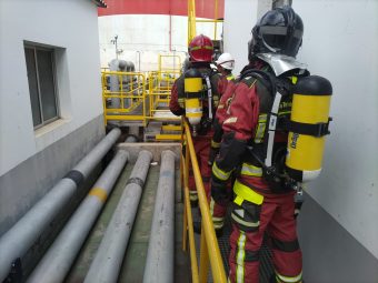 Agente de los Bomberos de Las Palmas de Gran Canaria en el simulacro en una petrolera del Puerto de La Luz