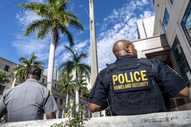 Arrestan a un hombre por allanar Mar-a-Lago para casarse con la nieta de Trump