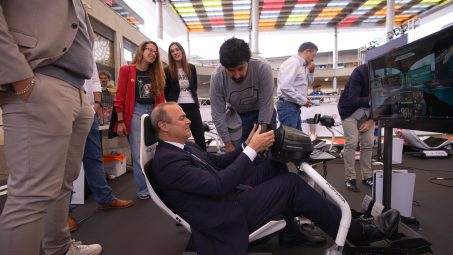Augusto Hidalgo en un simulador de carreras