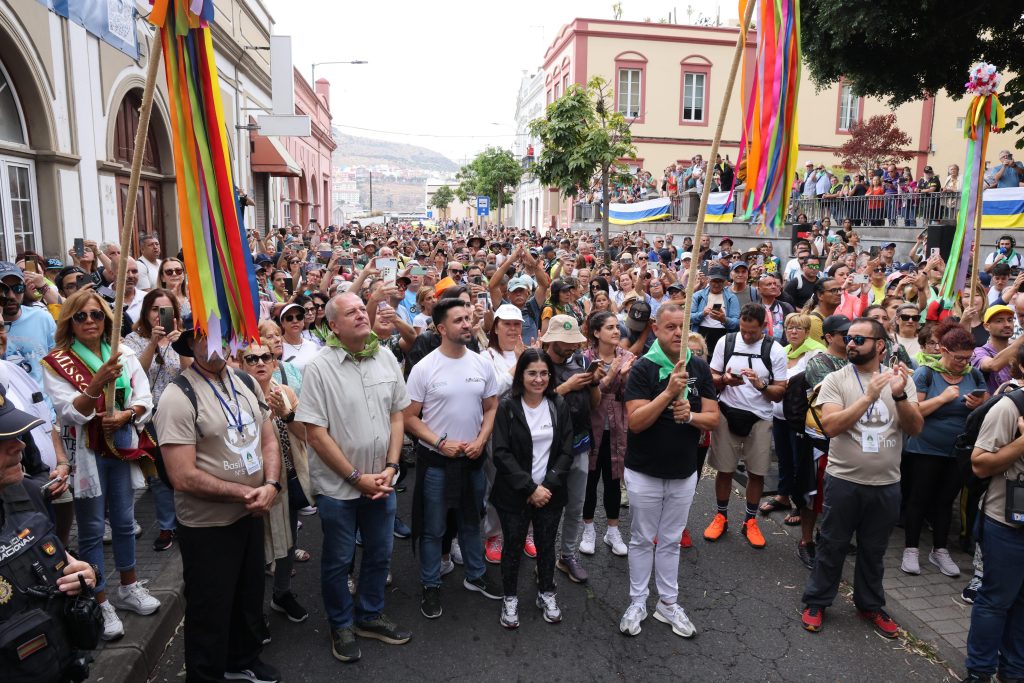 Carolina Darias junto a la corporación municipal acompañando a la Virgen del Pino durante su regreso a la basílica de Teror (2)