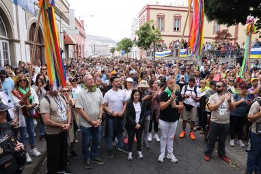 Carolina Darias junto a la corporación municipal acompañando a la Virgen del Pino durante su regreso a la basílica de Teror (2)