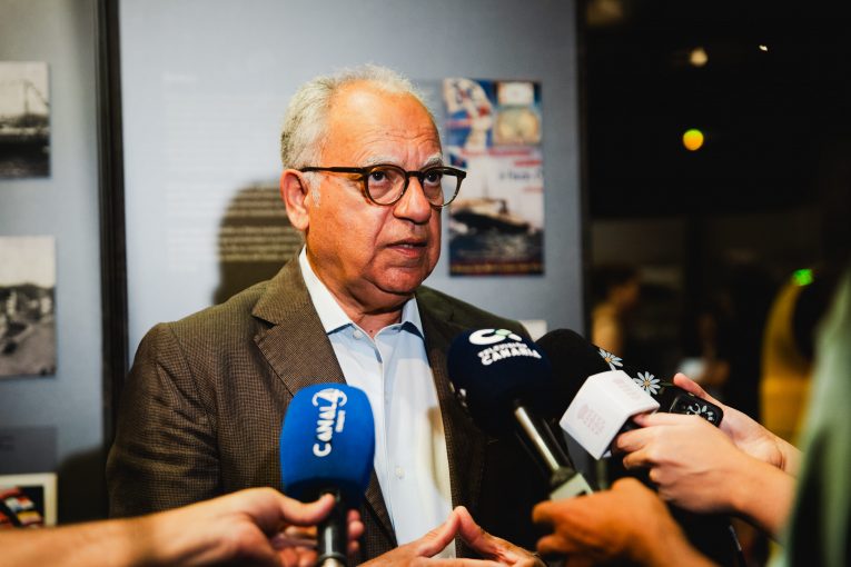 Casimiro Curbelo atendiendo a los medios de comunicación (2)