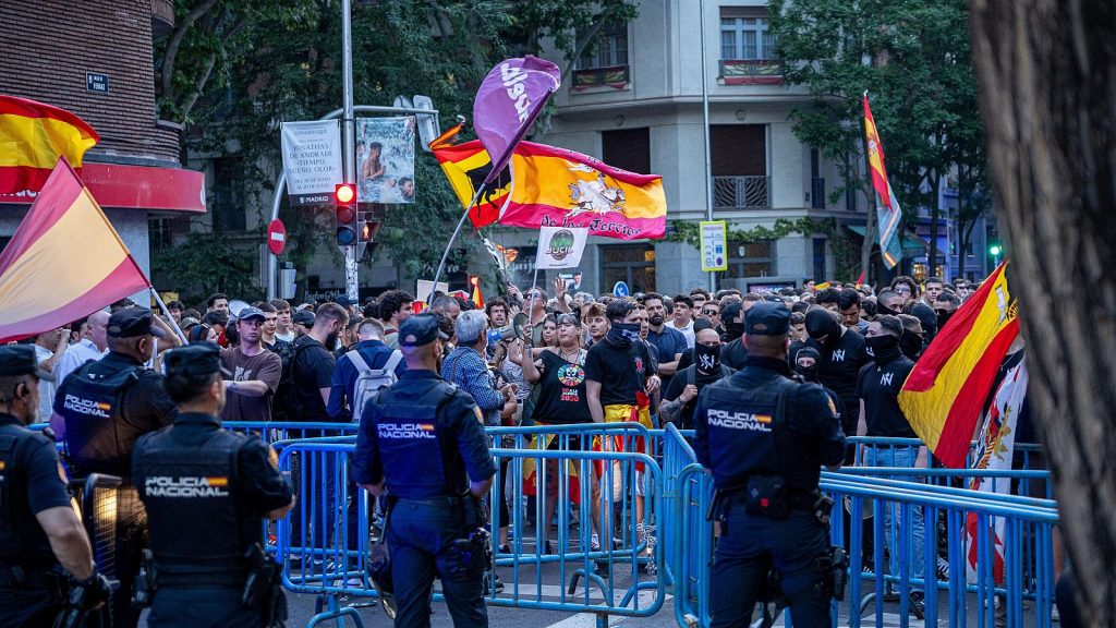 Cientos de personas piden la dimisión de Sánchez en Ferraz tras el informe de la UCO