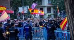 Cientos de personas piden la dimisión de Sánchez en Ferraz tras el informe de la UCO