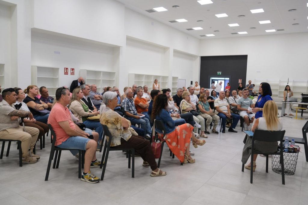 Darias durante el encuentro vecinal celebrado en el centro cultural Jesús Arencibia con representantes de 21 asociaciones y colectivos vecinales