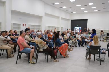 Darias durante el encuentro vecinal celebrado en el centro cultural Jesús Arencibia con representantes de 21 asociaciones y colectivos vecinales