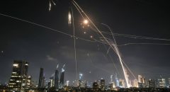 Ejército israelí dice que la tercera ola de ataques iraníes dejó heridos leves en Tel Aviv