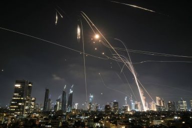 Ejército israelí dice que la tercera ola de ataques iraníes dejó heridos leves en Tel Aviv