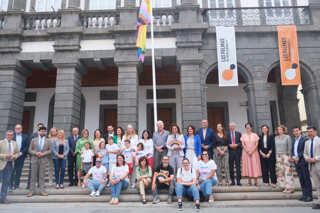 El Ayuntamiento iza la bandera LGTBI+ y firma un acuerdo declarativo con motivo del Día Internacional del Orgullo 1
